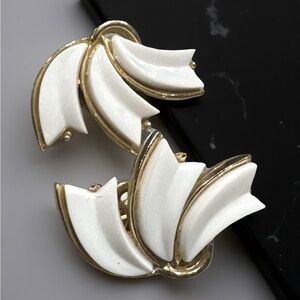 Trifari Elegant White and Gold Women's Brooch